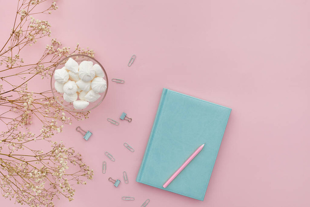 flat lay flowers and a diary on pink background, top view. mock up - Foto, immagini