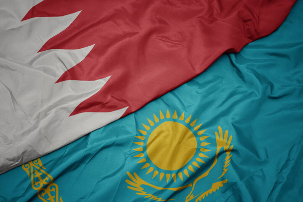 Sie schwenken die bunte Fahne Kasachstans und die Fahne Bahrains. Makro - Foto, Bild