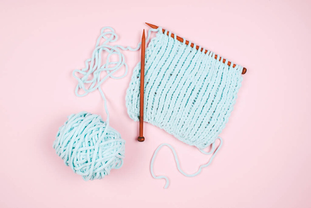 Mentol yarn ball and wodden knitting needle - Φωτογραφία, εικόνα
