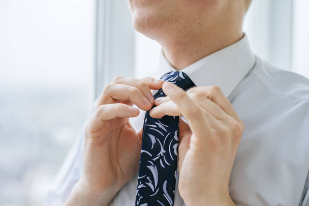 jeune homme attacher une cravate
 - Photo, image