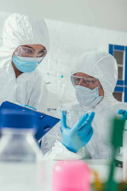 foyer sélectif de deux biochimistes regardant la boîte de Pétri en laboratoire
 - Photo, image