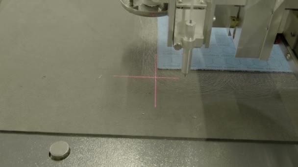 Výroba těsnění pro vysokotlaké trubky. řezání laserem ve výrobě. - Záběry, video