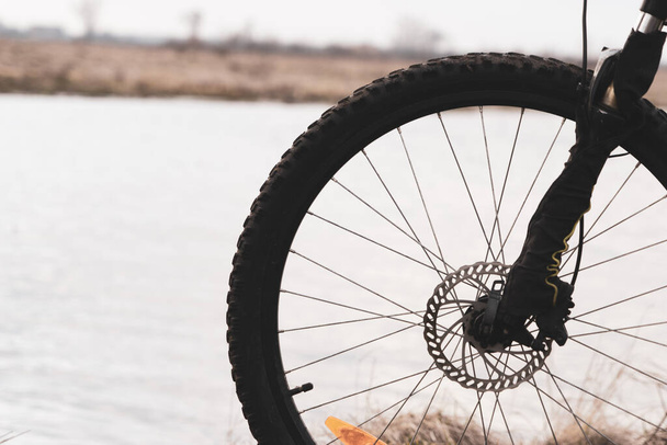 усилители колес и велосипедов на белом фоне. макро
 - Фото, изображение