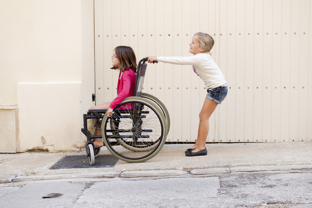 dzieci z wózka inwalidzkiego - Zdjęcie, obraz