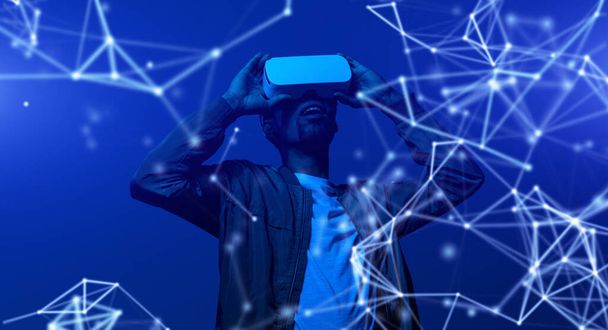 Astonished man exploring virtual reality - Foto, imagen