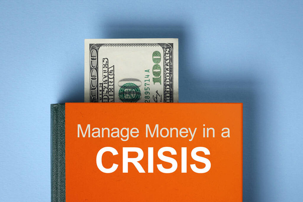 Geldmanagement in der Krise. Buch über Finanzkompetenz. Sparkonzept finanzieren - Foto, Bild