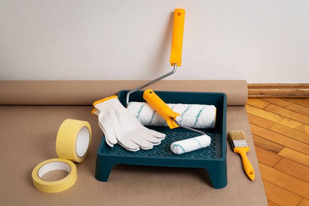 Herramientas de pintura - cinta de pintores, bandeja de rodillos, cepillo y sistemas de rodillos
 - Foto, imagen