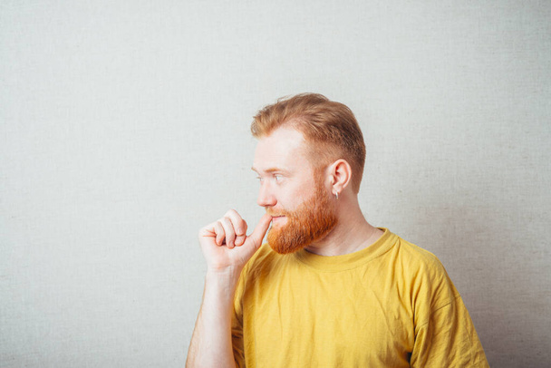 bearded man chews nails - Zdjęcie, obraz
