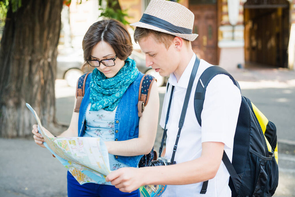 Trendy young couple in town with touristic map - Zdjęcie, obraz