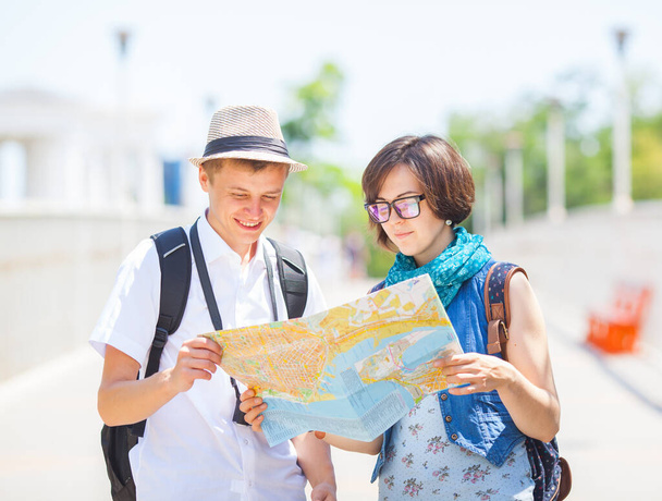 tourists with map, travel concept - Foto, imagen