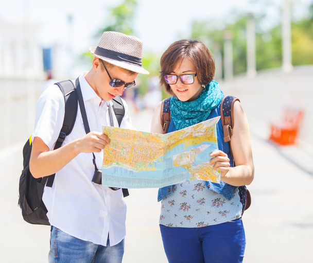 τουρίστες με χάρτη, ταξιδιωτική έννοια - Φωτογραφία, εικόνα