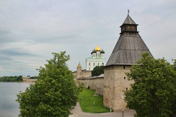 Een uniek architectonisch monument is het Pskov Kremlin (Krom), het oudste fort in Rusland in de stad Pskov aan de Grote Rivier.. - Foto, afbeelding