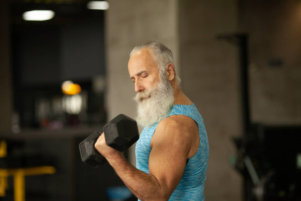 Serious bearded senior male is enjoying sporty lifestyle - Valokuva, kuva