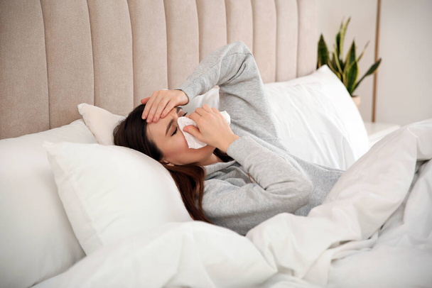 Sick young woman in bed at home. Influenza virus - Φωτογραφία, εικόνα