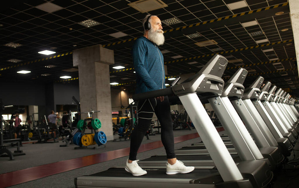 Senior Man On Running Machine In Gym - Foto, Imagem