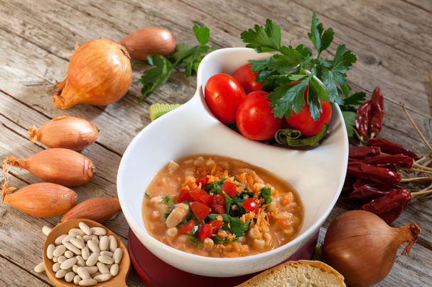 fazole polévka s cibulí, rajčaty a petrželkou - Fotografie, Obrázek