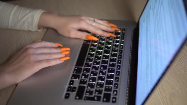Mujer deslizando portátil navegar por Internet estudiando lectura de distancia en línea en línea
 - Imágenes, Vídeo