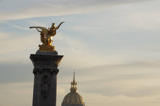 Vue sur le pont Alexandre III, en fin de journe. Il y a une colonne avec la statue Pgase et les Invalides. Parijs, Frankrijk, Europa. - Foto, afbeelding