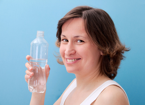 Красивая женщина пьет воду из бутылки
 - Фото, изображение