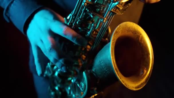 Man 's fingers playing on the saxophon beautiful blues melody. Aus nächster Nähe. Schwarzer Hintergrund - Filmmaterial, Video