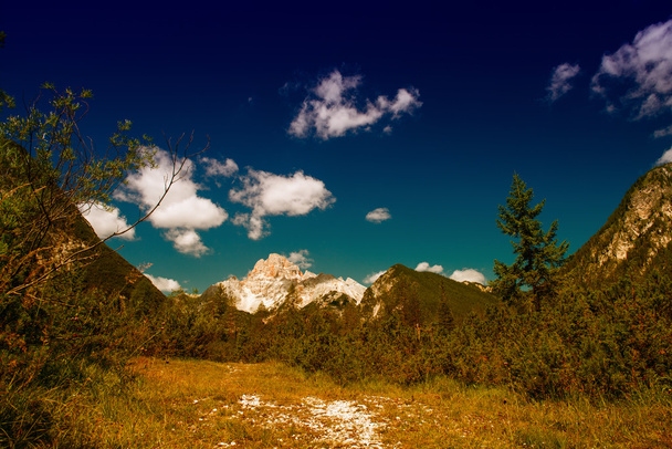Hermosa vista panorámica del paisaje de montaña al atardecer
 - Foto, Imagen
