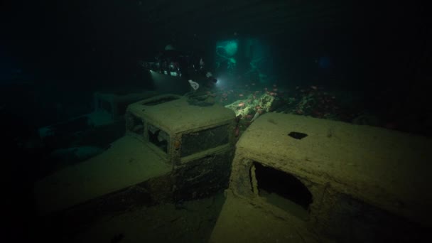 mergulhadores nadando dentro do porão de carga do navio afundado
 - Filmagem, Vídeo