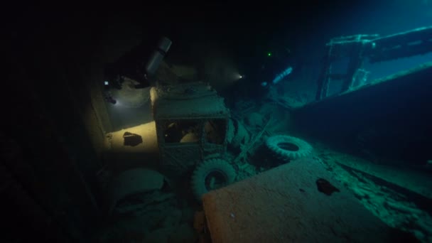Taucher schwimmen im Frachtraum des gesunkenen Schiffes - Filmmaterial, Video
