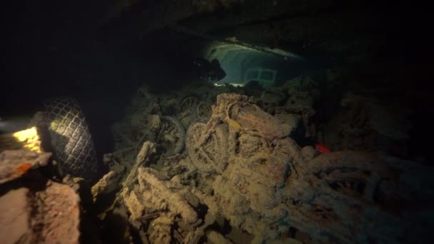 аквалангисты, плавающие внутри грузового отсека затонувшего корабля
 - Кадры, видео