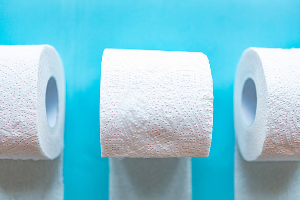 Tři toaletní papír role na modrém pozadí. Koncept karantény 2020 - Fotografie, Obrázek