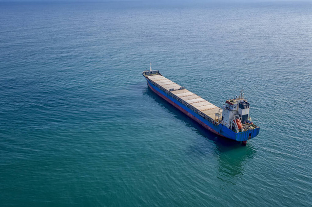 Μεγάλο πλοίο μεταφοράς εμπορευματοκιβωτίων στη θάλασσα. Αεροφωτογραφία του πλοίου μεταφοράς εμπορευματοκιβωτίων που εισάγει εμπορευματοκιβώτια μεταφοράς. - Φωτογραφία, εικόνα
