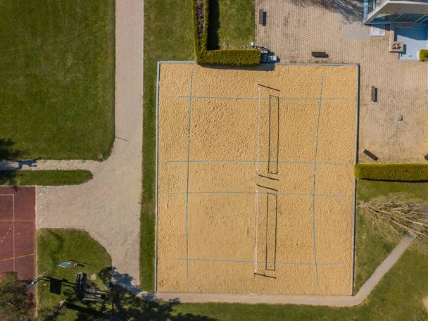 Vista aérea del campo de voleibol de playa en la luz de la mañana durante el amanecer
 - Foto, imagen