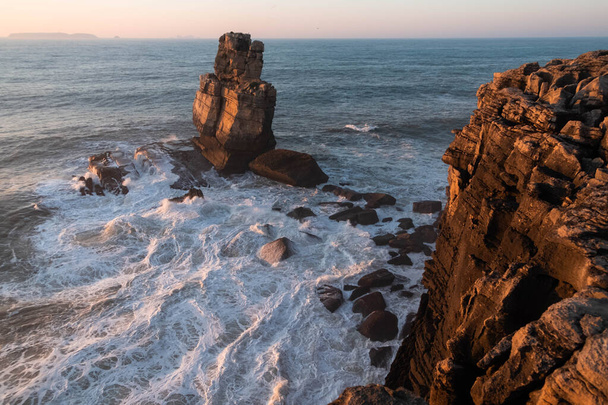 Formación rocosa Nau dos Corvos en Cabo Carvoeiro en Peniche, Portugal al atardecer
. - Foto, Imagen