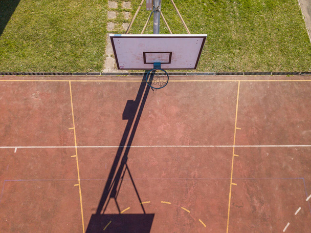Vista aérea del campo de fútbol rojo y baloncesto
. - Foto, imagen