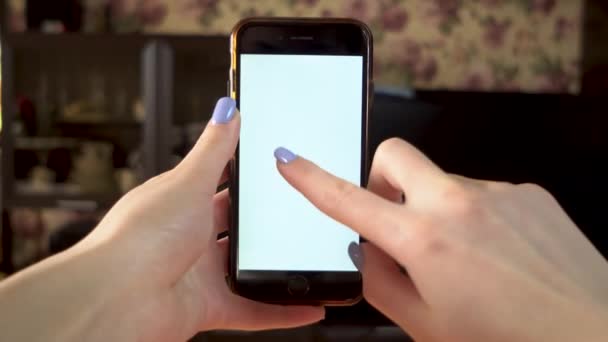 Женщина пользуется телефоном. Рука делает двойное нажатие пальцем на смартфон с белым экраном. Шаблон
. - Кадры, видео