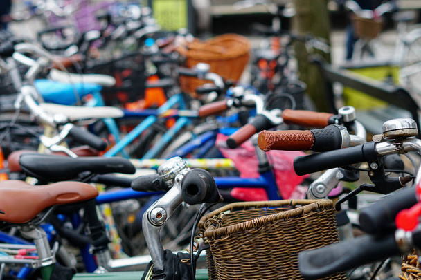 Fundo borrado de diferentes bicicletas no estacionamento. Bicicletas estacionadas em Amsterdã
 - Foto, Imagem