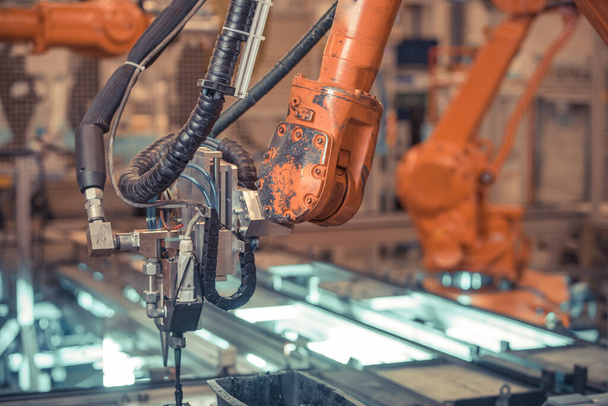 robotické rameno pro automatizovanou výrobu komponentů pro automobilový průmysl - Fotografie, Obrázek