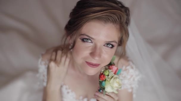 Mooie, mooie bruid in nachtjapon en sluier. Bruiloftsmorgen. Bruidsboeket - Video