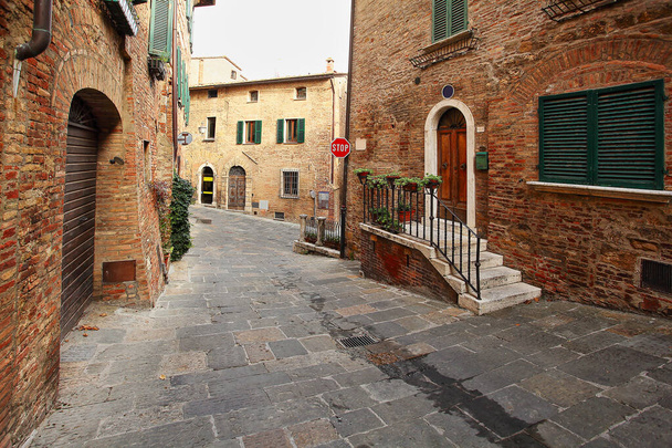Итальянская улица маленького провинциального городка
 - Фото, изображение