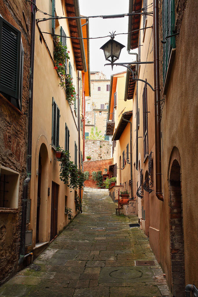 Bela rua italiana de uma pequena cidade provinciana velha
 - Foto, Imagem