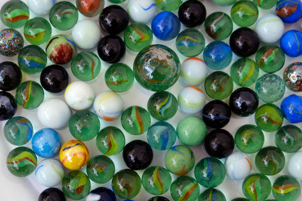 Bolas de vidro coloridas no suporte rotativo de 360 graus
, - Foto, Imagem