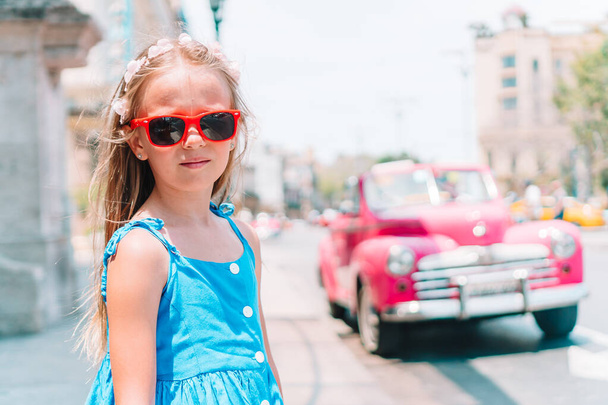 Turisti tyttö suosittu alueella Havannassa, Kuuba. Nuori lapsi matkustava hymyilee
 - Valokuva, kuva