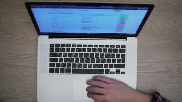 Mann mit Laptop lernt Online-Arbeiten von zu Hause aus im Internet, Surfen im Web - Filmmaterial, Video