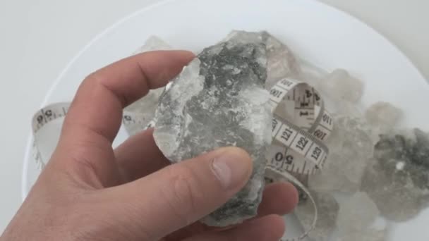 φυσικό ορυκτό αλάτι, κομμάτια πετρώματος στο περίπτερο περιστρεφόμενα 360 μοίρες, αύξηση άλατος και βάρους, η βλάβη του αλατιού για τον άνθρωπο, - Πλάνα, βίντεο