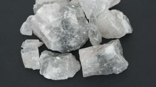 φυσικό ορυκτό αλάτι, κομμάτια πετρώματος στο περίπτερο περιστρεφόμενα 360 μοίρες, αύξηση άλατος και βάρους, η βλάβη του αλατιού για τον άνθρωπο, - Πλάνα, βίντεο