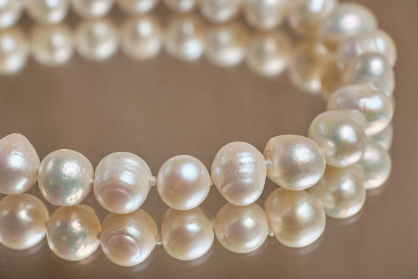 Collier de perles sur une table en verre. Gros plan
. - Photo, image