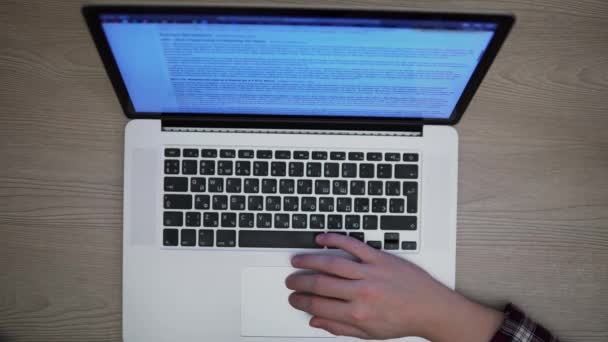 Férfi használ laptop távolság tanulás online dolgozik otthonról internet szörfözés web - Felvétel, videó