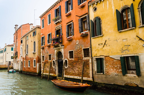 Canal de Venecia con casas y barcos. Transporte típico y estilo de vida único
. - Foto, imagen