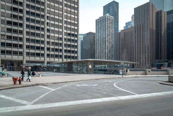 Chicago, IL - March 24th, 2020: The modern iconic Apple retail store along Michigan Avenue and the river sits vacant and closed amidst the COVID-19 or Coronavirus outbreak and pandemic in downtown. - Valokuva, kuva
