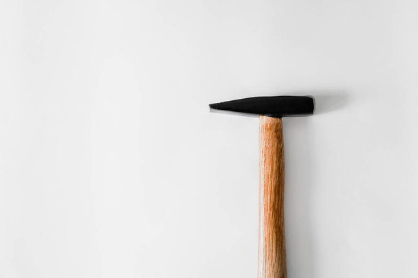 martillo sobre un fondo blanco. herramientas de reparación del hogar
 - Foto, Imagen