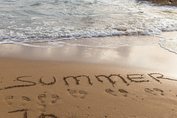 plaża z letnim napisem na piasku w pobliżu morza  - Zdjęcie, obraz